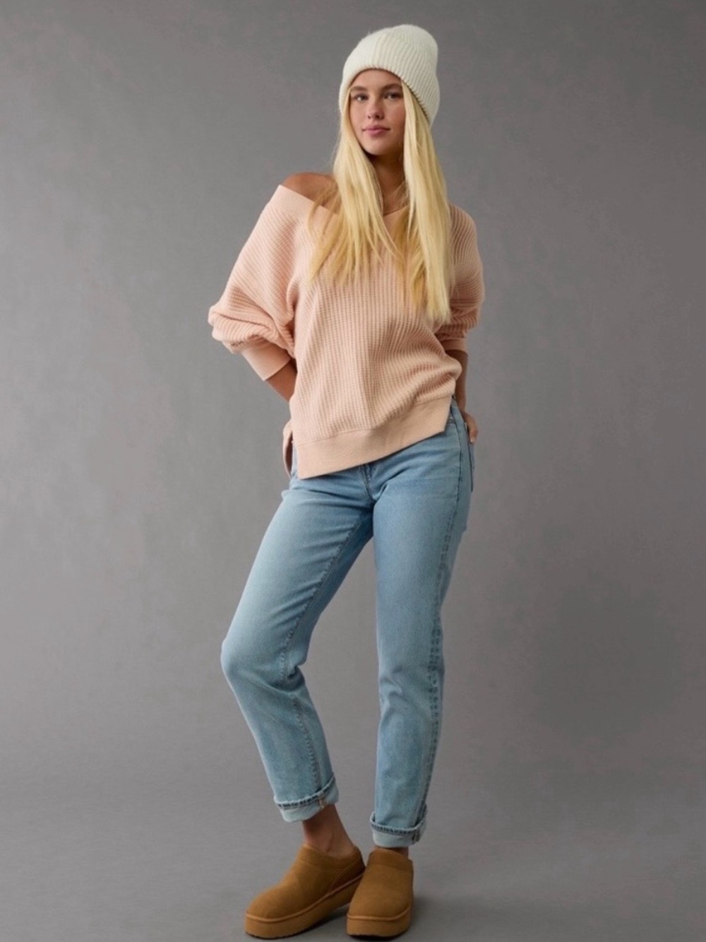 AE Big Hug Waffle Knit V-Neck Women’s oversized Sweater, pink/peach - size M New